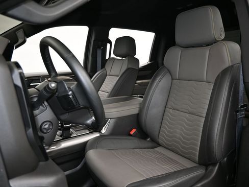 Used 2025 Chevrolet Silverado 1500 ZR2 w/ Technology Package image 10