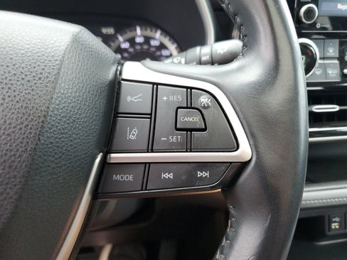 Used 2022 Toyota Highlander XLE AWD/4WD image 23