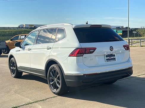 Used 2024 Volkswagen Tiguan SE w/ Panoramic Sunroof Package image 6