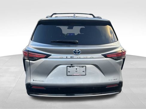 Used 2025 Toyota Sienna Platinum image 4