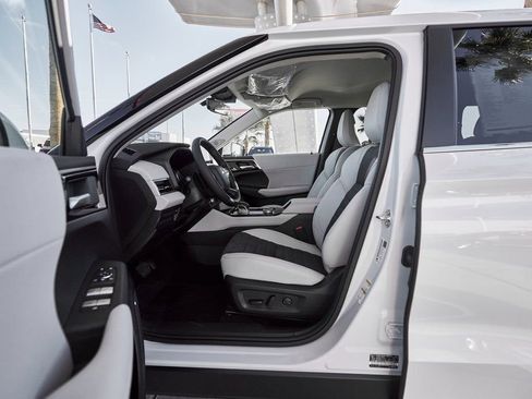 Used 2025 Mitsubishi Outlander SE image 18