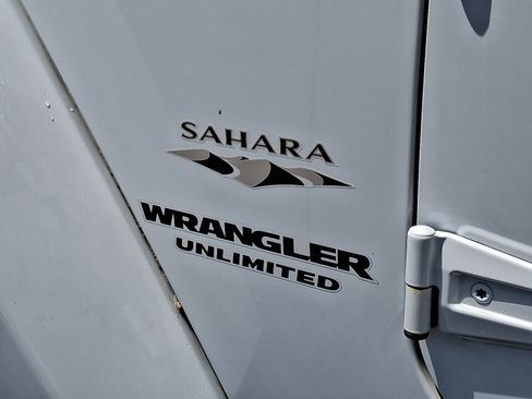Used 2017 Jeep Wrangler Unlimited Sahara w/ Dual Top Group AWD/4WD image 29