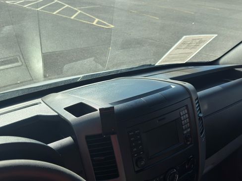 Used 2014 Mercedes-Benz Sprinter 2500 image 21