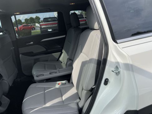 Used 2018 Toyota Highlander XLE AWD/4WD image 25