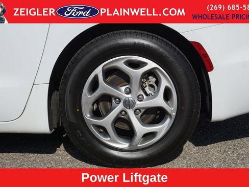 Used 2024 Chrysler Pacifica Limited FWD image 9