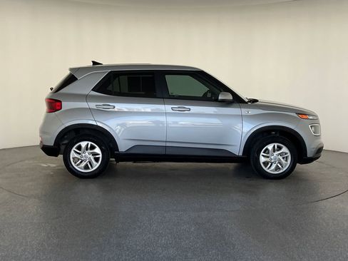 Used 2021 Hyundai Venue SE image 2