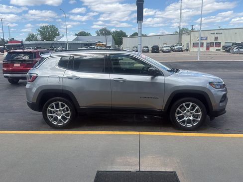 Used 2023 Jeep Compass Latitude AWD/4WD image 6