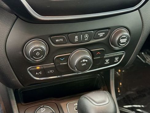 Used 2019 Jeep Cherokee Latitude Plus w/ Cold Weather Group AWD/4WD image 15