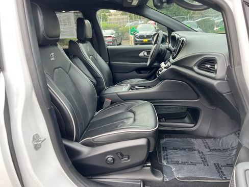 Used 2025 Chrysler Pacifica Limited FWD image 9