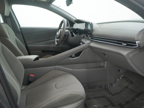 Used 2025 Hyundai Elantra SEL image 11