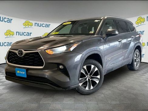 Used 2021 Toyota Highlander XLE AWD/4WD image 3