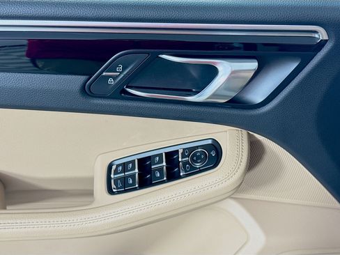 Certified 2023 Porsche Macan image 11