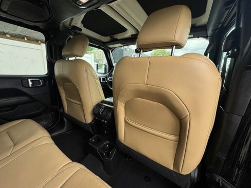 Used 2018 Jeep Wrangler Unlimited Sahara AWD/4WD image 37