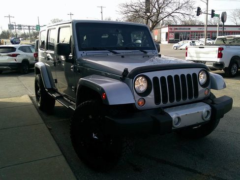 Used 2015 Jeep Wrangler Unlimited Sahara AWD/4WD image 5