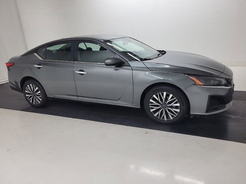 Used 2023 Nissan Altima 2.5 SV AWD/4WD image 11