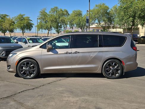 Used 2018 Chrysler Pacifica Touring-L FWD image 9