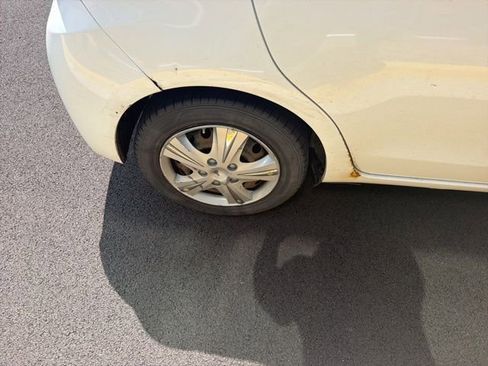 Used 2017 Toyota Yaris L image 11