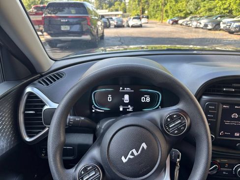 Used 2025 Kia Soul LX w/ LX Technology Package FWD image 29