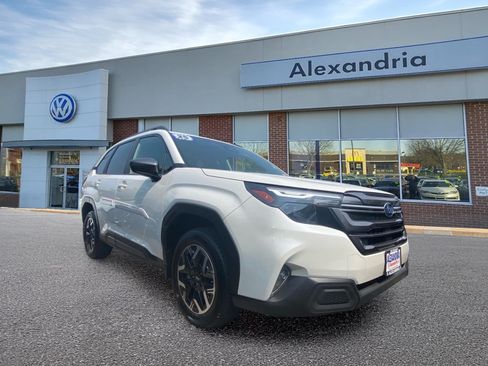 Used 2025 Subaru Forester Premium AWD/4WD image 1