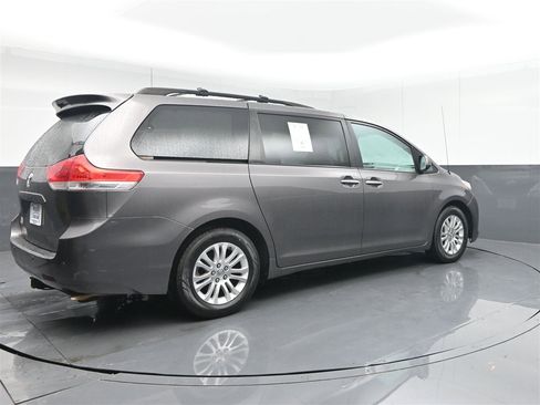 Used 2013 Toyota Sienna XLE image 5