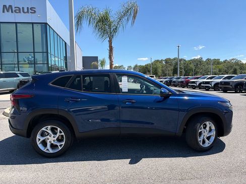 Used 2024 Chevrolet Trax LS w/ LS Convenience Package FWD image 8