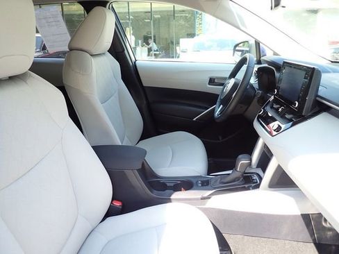 Certified 2022 Toyota Corolla Cross LE AWD/4WD image 3