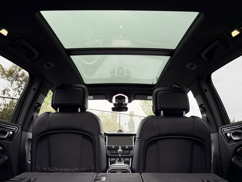 Used 2025 Porsche Macan image 36