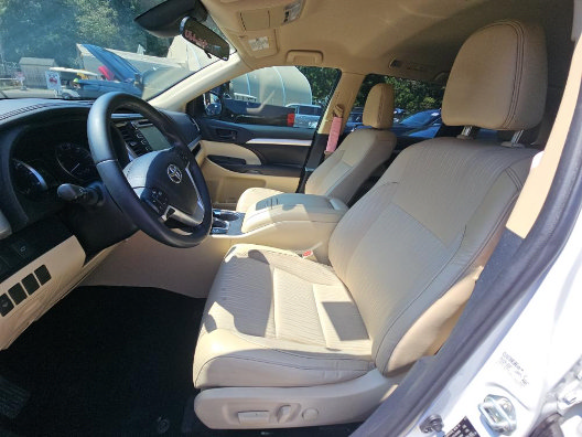 Used 2019 Toyota Highlander Plus FWD image 4