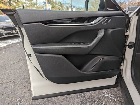 Used 2018 Maserati Levante image 12