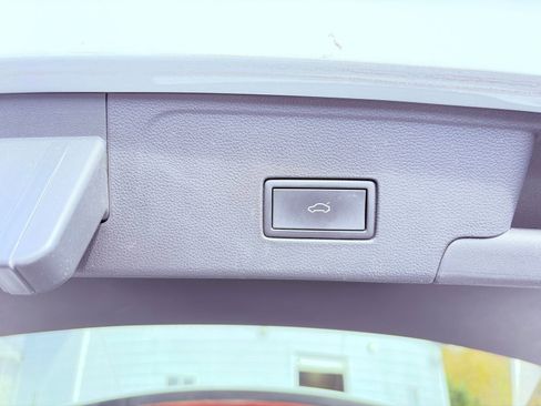 Used 2021 Volkswagen Atlas Cross Sport SE image 12