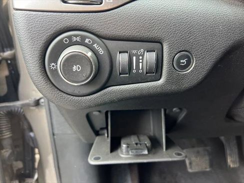 Certified 2019 Jeep Cherokee Latitude Plus w/ Comfort/Convenience Group image 11