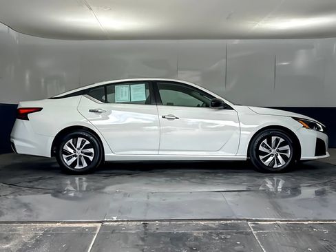 Used 2025 Nissan Altima 2.5 S FWD image 2