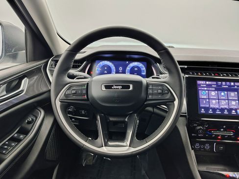 Used 2023 Jeep Grand Cherokee Laredo w/ Luxury Tech Group I AWD/4WD image 37