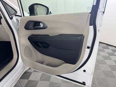 Used 2023 Chrysler Pacifica Touring-L FWD image 20