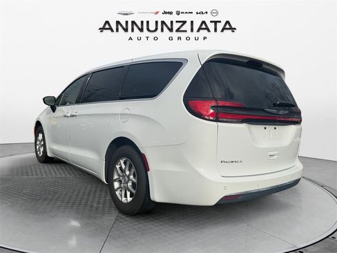 Used 2025 Chrysler Pacifica Select image 3