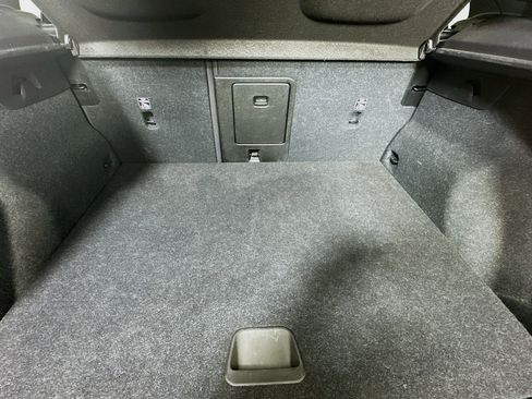 Used 2024 Volvo XC40 B5 Core image 29