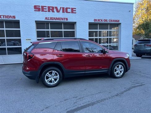 Used 2022 GMC Terrain SLE w/ Driver Convenience Package image 9