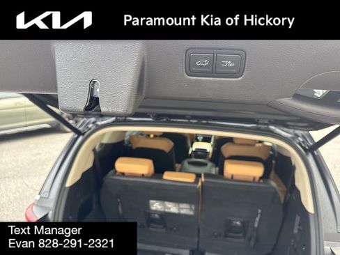 Used 2023 Kia Carnival EX image 11