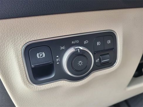 Used 2021 Mercedes-Benz GLB 250 4MATIC image 19