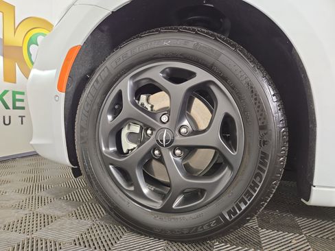 Certified 2024 Chrysler Pacifica Limited w/ Uconnect Theater Family Group image 36