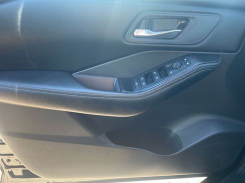 Used 2025 Nissan Rogue SV image 18