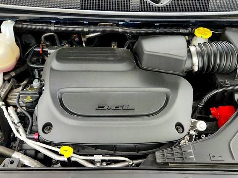 Used 2025 Chrysler Pacifica Limited FWD image 29