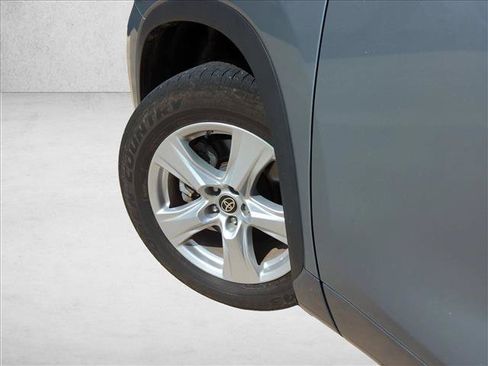 Used 2024 Toyota Highlander LE FWD image 9