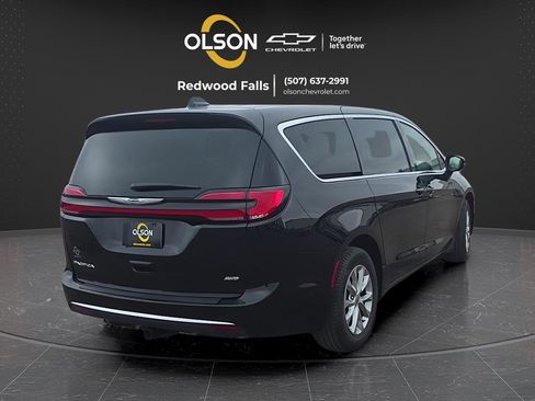 Used 2025 Chrysler Pacifica Select AWD/4WD image 9