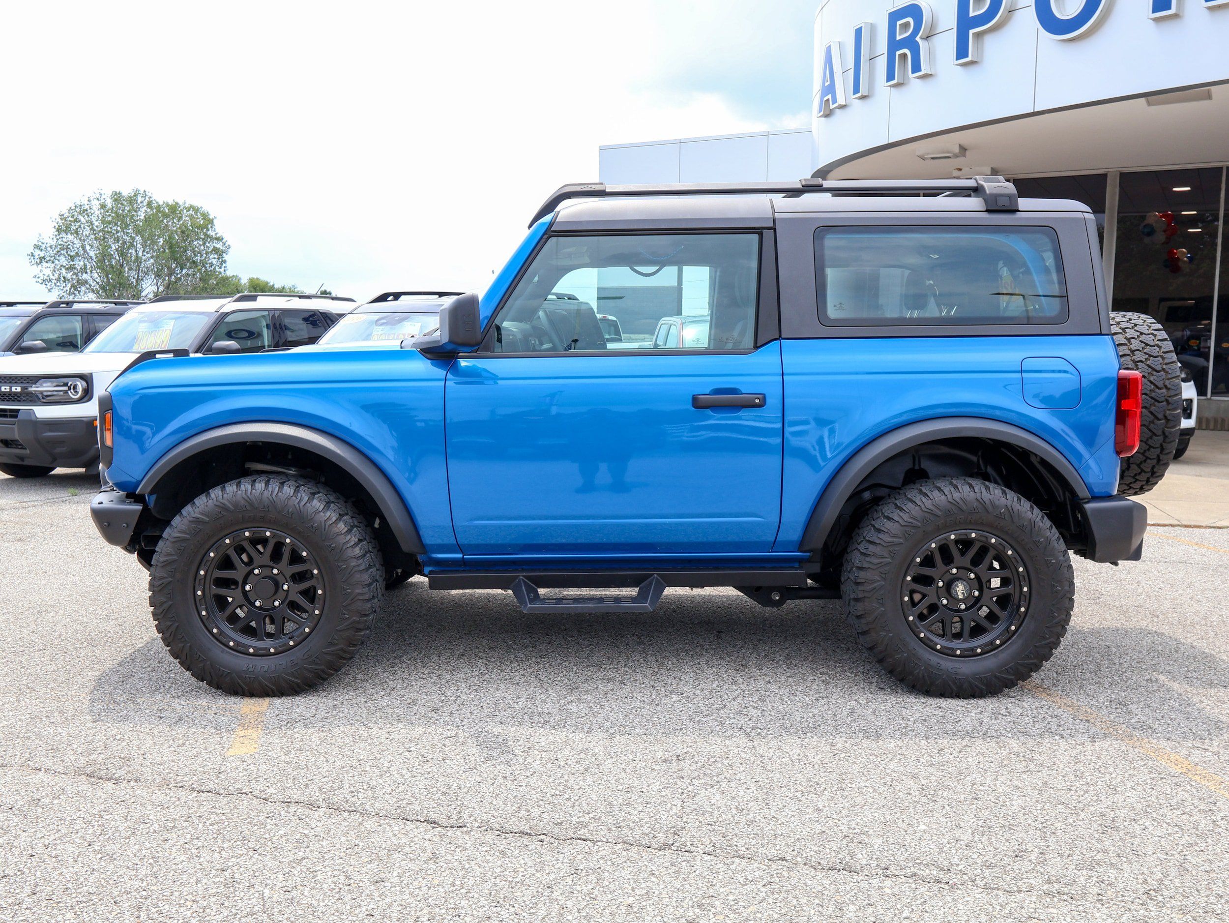 Used 2022 Ford Bronco 2-Door AWD/4WD image 2