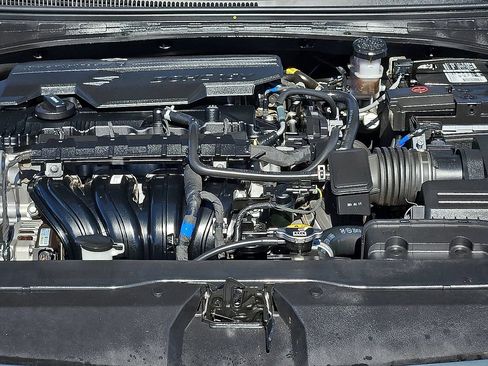 Used 2025 Hyundai Elantra SE FWD image 9