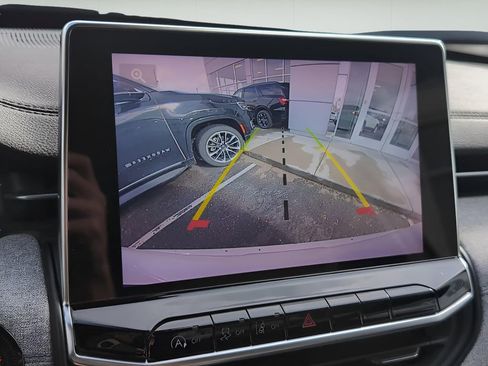 Used 2024 Jeep Compass Latitude image 17