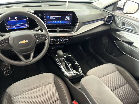 Used 2025 Chevrolet Trax LT FWD image 23