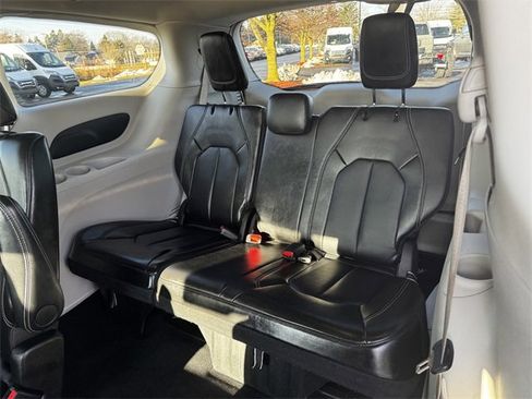 Certified 2024 Chrysler Pacifica Touring-L image 20
