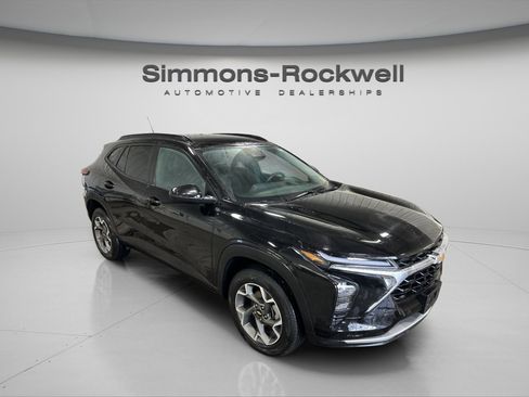 Used 2025 Chevrolet Trax LT w/ LT Convenience Package image 3